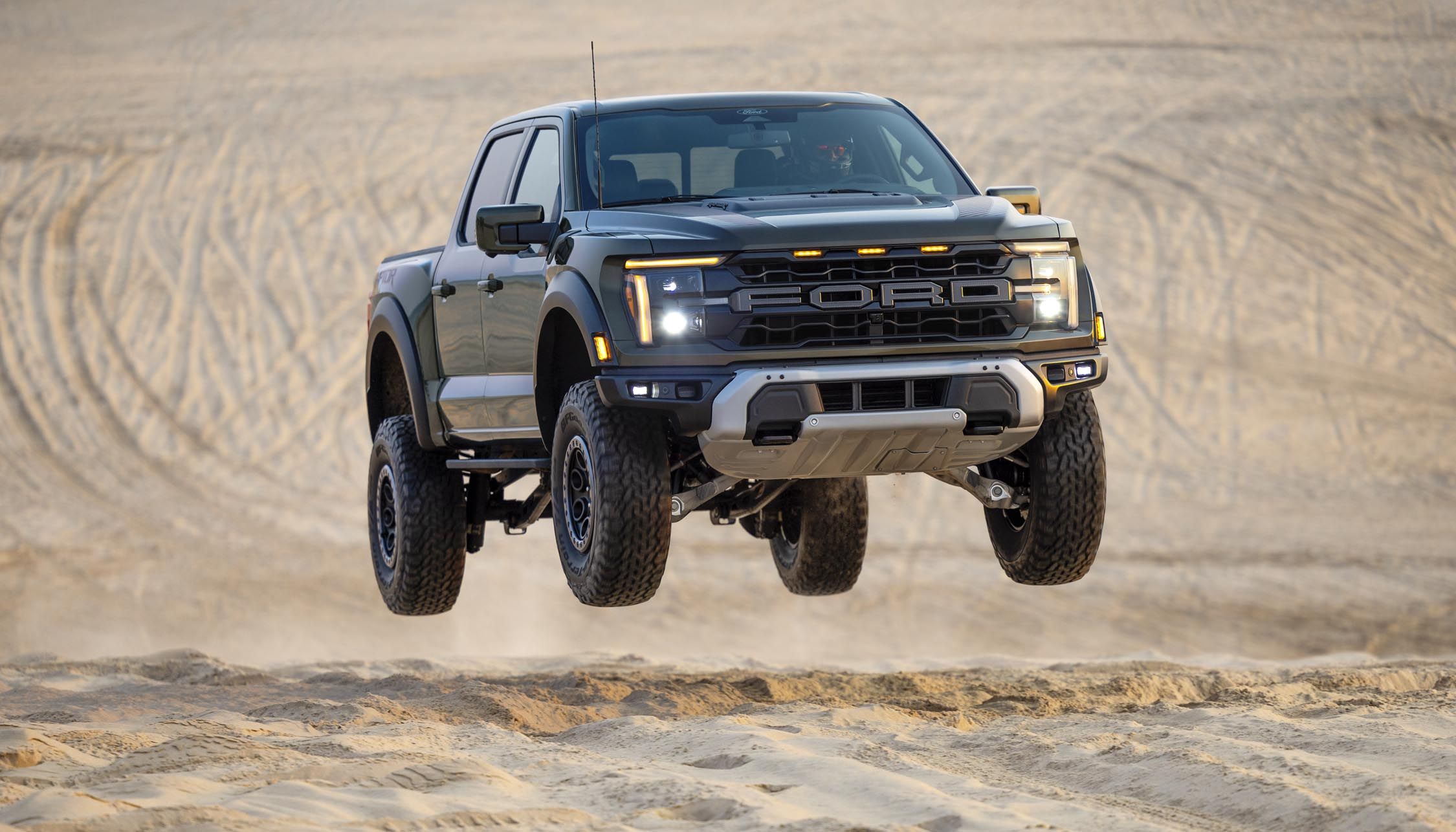 Ford Raptor с кузовом